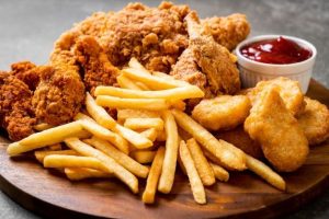 pollo frito con papas fritas y nuggets comida foto premium
